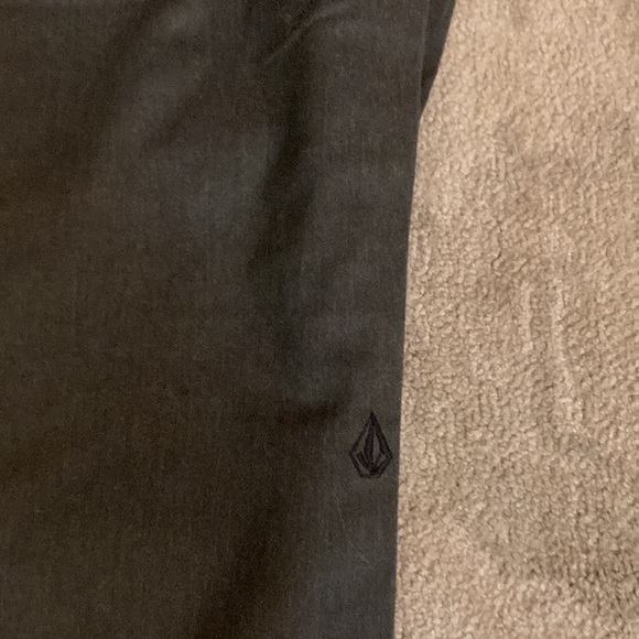 Volcom true to this dark grey pants - Picture 3 of 6
